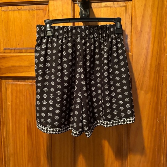 Max Studio Crepe Pocket Shorts in Black Cream XS - Picture 3 of 6